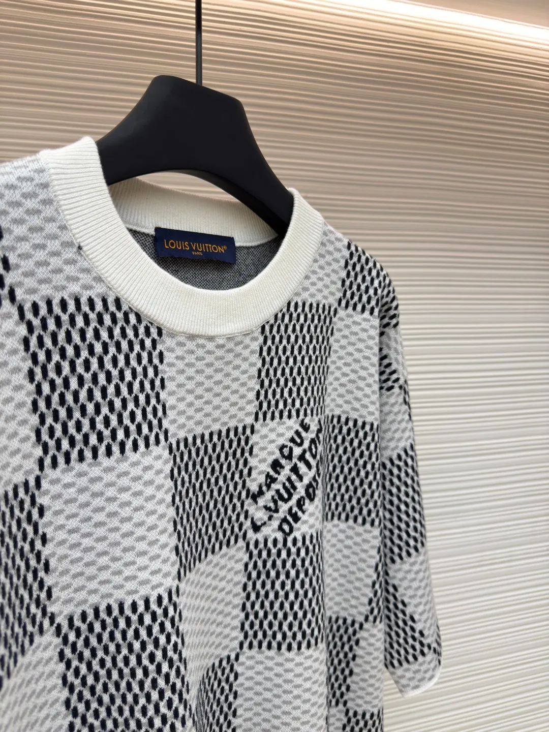 LOUIS VUITTON checkerboard woolen short sleeves ●Authentic product: Purchased and developed by 9850 ●Item number: 1680124-A35 ●Fabric: combed cotton yarn ●Technology: Woolen ●Version: Fitted version ●Size: XS-S-M-L ●Description: 100% fully combed cotton yarn is used, and the fabric pieces are woven using a Stoll 14-needle ultra-fine machine imported from Germany worth 47W. It is woven at a parallel and even speed with reference to the original single-sided partial net bottom hanging wool structure. Each piece takes 270 minutes to weave. During weaving, 16 sand spits are used to alternately knit back and forth. The number of knitting rows on a single piece of front clothing is as high as 6352. The newly woven garment has a lot of knots. It requires pure manual thread picking and knot head inspection. Only after random inspection can seam picking and washing be carried out. The overall wiring is straight and delicate. The fabric is comfortable and soft, and the color is consistent with no color difference. It can be matched with the same style to create a fashionable look, and can be used in various occasions. Customized accessories, complete with three standards, the same style for men and women!